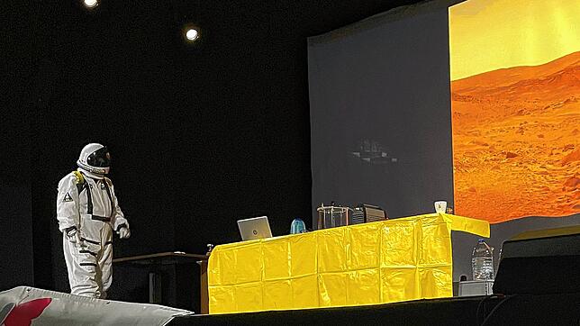 Ein Astronaut betritt die Bühne des Gloria-Theaters in Bad Säckingen.
