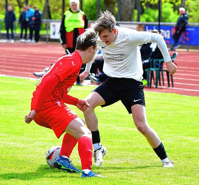 Zweigleisig: Luca Hierschbiel (rechts, gegen David Muck vom TuS Binzen) darf in der kommenden Saison sowohl bei den Aktiven der SG FC ...