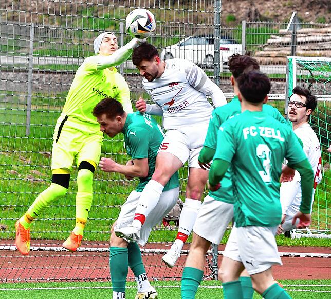 Chance vertan: Torwart Christian Rapp vom FC Zell verhindert einen Kopfballtreffer von Marek Franz, einem der auffälligsten Spieler des ...
