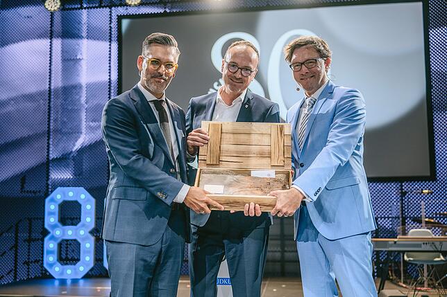 Ein besonderes Geschenk: Der Konstanzer Oberbürgermeister Uli Burchardt überreicht SÜDKURIER-Geschäftsführer David Lämmel (links) und ...