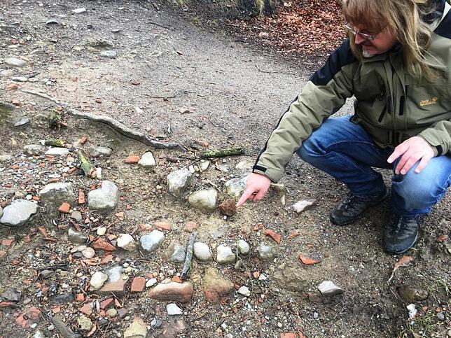 Durch starke Erosionen wurde eine bisher verborgene Mauer sichtbar, die zu einem ehemaligen Nebengebäude im Burghof gehörte. Eine ...