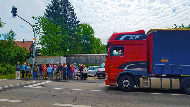 Ganz schön was los! An der Ampel und auf der Straße in Heiligenholz.