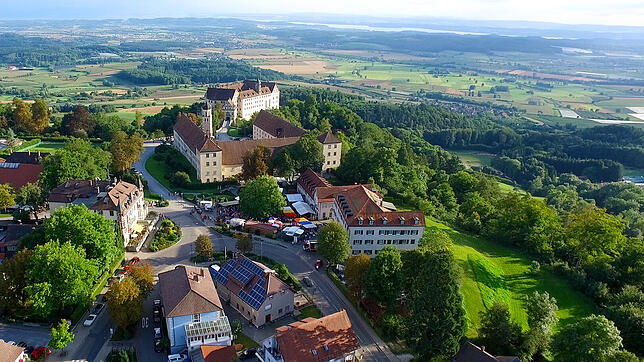 Eine Vermarktung der Fläche (Rasenfläche rechts unten im Bild) im Sinne der vom Gemeinderat und der Planungswerkstatt Bürger ...