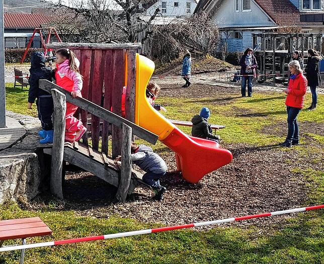 Blick auf die Spielwiese des Kindergartens Gurtweil: Bänder teilen ihn in verschiedene Bereiche auf, in denen jeweils eine feste ...