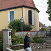 Leonie Werner steht hier am Dorfbrunnen bei der Kirche in der kleinen Seegemeinde Stetten.