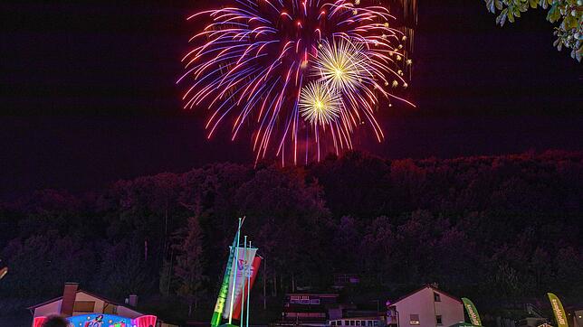 Dieses Archivbild vom August 2019 zeigt das Feuerwerk über dem Rummelplatz. In jenem Jahr fand das Spektakel letztmals statt.