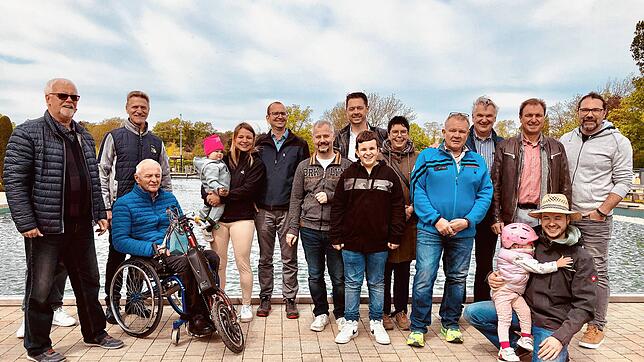 Besucherinnen und Besucher bei der Schwimmbadführung mit den Initiatoren. Die Gäste durften viel Wissenswertes erfahren.