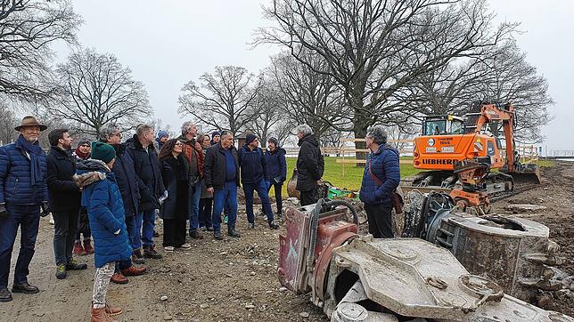Mitglieder des Gemeinderats besichtigen die Strandbad-Baustelle und informieren sich über den Fortschritt der Arbeiten.