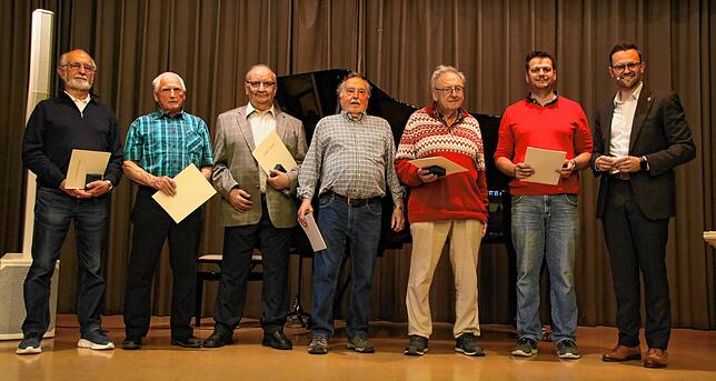 Die Bürgermedaille in Bronze überreichte Johannes Henne (rechts) an Herwig Bruno Weißenberger, Karl Leonhard Karg, Jakob Kiefer, Herbert ...