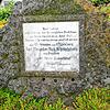 Dieser Gedenkstein erinnert neben der Kirche an das Gefecht.
