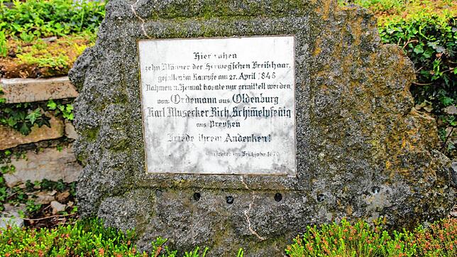 Dieser Gedenkstein erinnert neben der Kirche an das Gefecht.