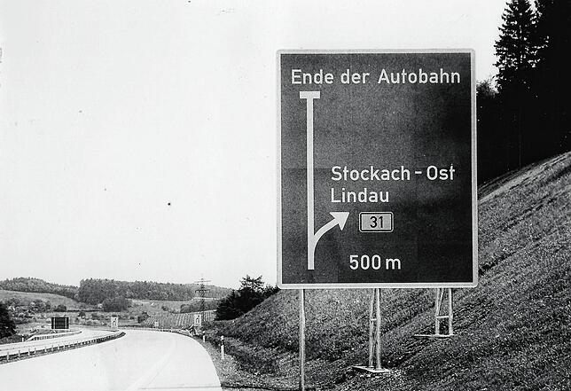 Die Autobahn 98 endete in den 1980er-Jahren an der Anschlussstelle Stockach-Ost. Dieses Schild, das 1982 aufgestellt wurde, weist darauf ...