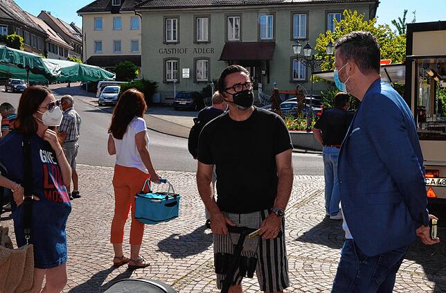 Beatrice und Reiner Abele (von links) unterhalten sich mit Bürgermeisterkandidat Alexander Kauderer sich über die Situation von jungen ...