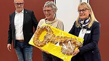 Die Arbeiten am Bonhoeffer-Kinderhaus forderten auch Architekt Robert Böhler. Zur Eröffnung überreicht er einen essbaren Schlüssel an ...