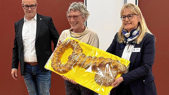 Die Arbeiten am Bonhoeffer-Kinderhaus forderten auch Architekt Robert Böhler. Zur Eröffnung überreicht er einen essbaren Schlüssel an ...