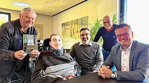 Große Freude über den Mothex-Inklusions-Award in der Gemeinde Murg. Links Armin Eschbach, rechts Bürgermeister Adrian Schmidle. Foto: ...