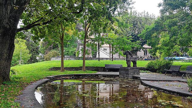 Den Teich vor der Villa Prym ließ schon der Erbauer Gustav Hammer anlegen, dazu Wege und ein Ökonomiegebäude.