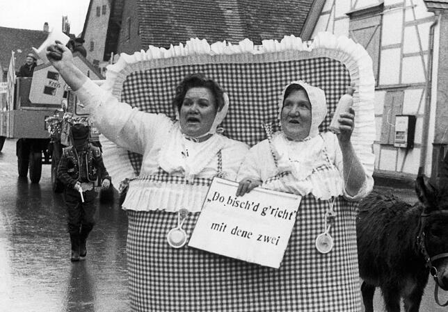 Rosel Bühler (links) und Agnes Scherer gehörten zu den Originalen der Meßkircher Fasnacht. Auch sie gingen zum Schnurren und flüsterten ...
