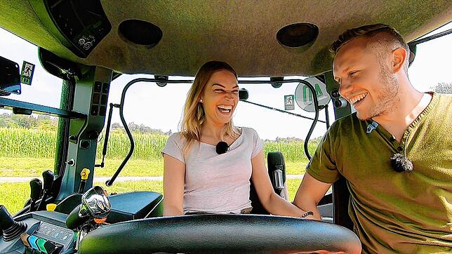 Viel Spaß: Paddy und seine Julia im Traktor.