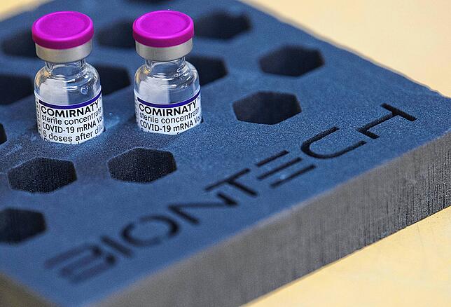 Fläschen mit dem Impfstoff von Biontech/Pfizer. Er wurde angepasst.