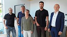 Von links Ortsvorsteher Pascal Wölfle, Gerd, Marianne und Maximilian Kleinhans mit Bürgermeister Jonathan Berggötz beim Besuch der fast ...