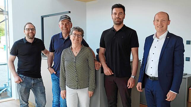 Von links Ortsvorsteher Pascal Wölfle, Gerd, Marianne und Maximilian Kleinhans mit Bürgermeister Jonathan Berggötz beim Besuch der fast ...