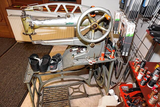 Noch immer ist die über 50 Jahre alte Adler-Schumacher-Nähmaschine mit Pedalbetrieb bei Franz Scholz im Einsatz.