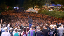 Xhavit Hyseni (Bildmitte) auf der ganz großen Bühne: Beim Konstanzer Campus-Festival begrüßt er 2019 zum Programm-Auftakt die Fans. ...