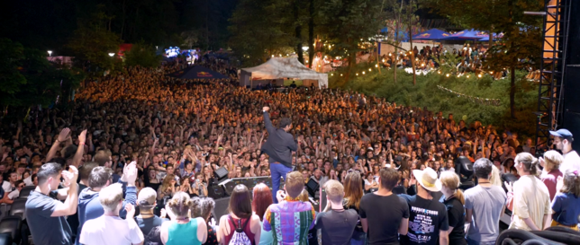 Xhavit Hyseni (Bildmitte) auf der ganz großen Bühne: Beim Konstanzer Campus-Festival begrüßt er 2019 zum Programm-Auftakt die Fans. ...