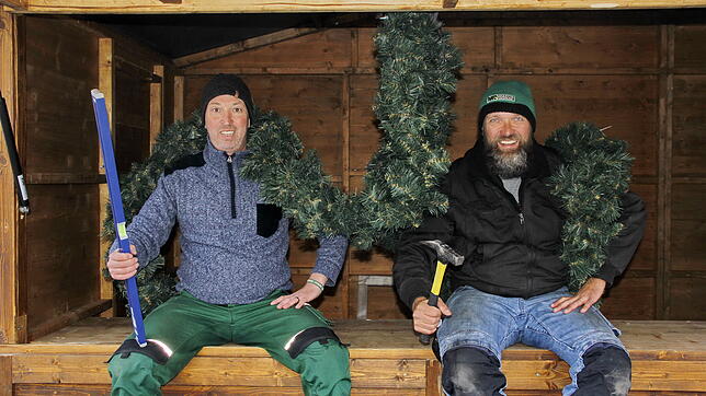 Der Aufbau der Marktbuden schreitet voran: Frank Schuhwerk (links) und Mitarbeiter Harald Rentz werden bis zum Beginn des ...