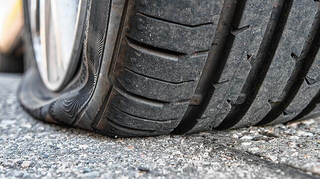 Ein platter Reifen (Symbolbild): Ein solcher Anblick bot sich jetzt Autofahrern in Triberg. Erneut hat ein Reifenstecher sein Unwesen ...