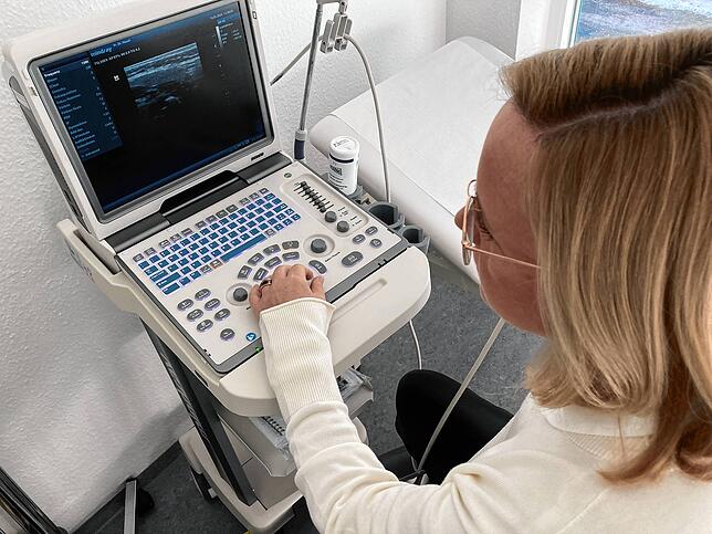 Zum Instrumentarium gehört auch ein Ultraschallgerät.
