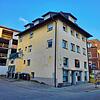 Das marode Eckhaus Hauptstraße 24 ist nun doch nicht einsturzgefährdet. Links sieht man den seit vier Jahren stillstehenden Rohbau des ...