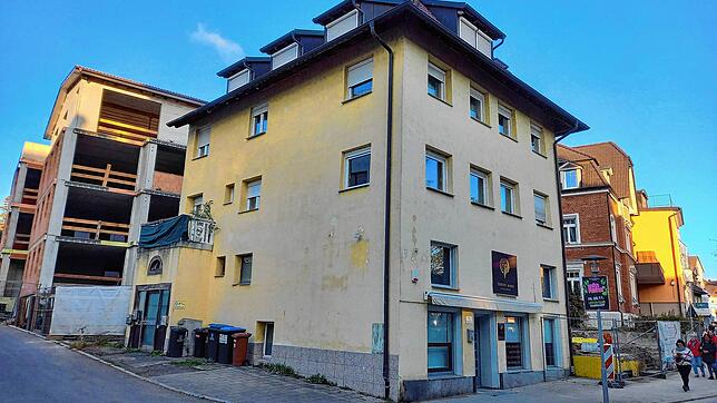 Das marode Eckhaus Hauptstraße 24 ist nun doch nicht einsturzgefährdet. Links sieht man den seit vier Jahren stillstehenden Rohbau des ...