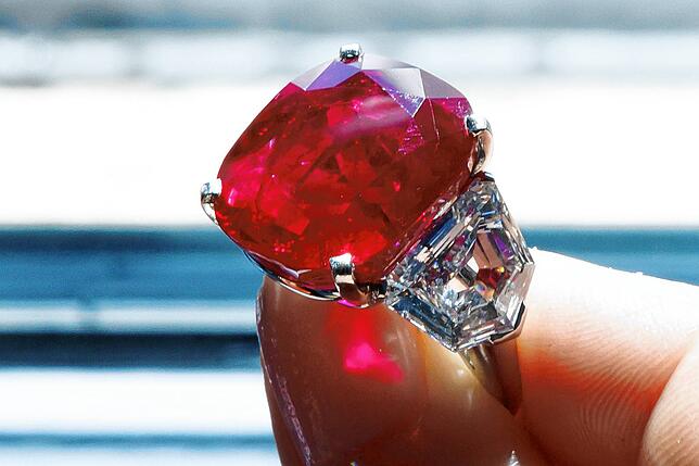 Der Sunrise Rubin- und Diamantring von Cartier mit einem Gewicht von 25,59 Karat, wird während einer Besichtigung bei Christie‘s gezeigt.