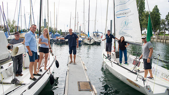 Zum ersten Rennen konnten die Crews von FWI (links) und CDU (rechts) ihre Boote noch im Hafen besteigen. Später wurde per Schlauchboot ...