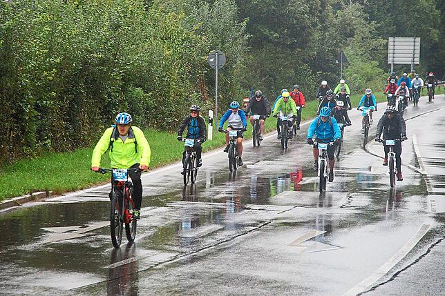 Beim Start für die 120 Kilometer-Strecke um 7 Uhr ist es noch trocken, zu den weiteren Starts setzt dann aber Regen ein.