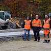Sie stehen an der Verkehrsinsel neben der eine Abbiegespur Richtung Espasingen eingerichtet wird (von links): Bauleiter Steffen Sturm, ...