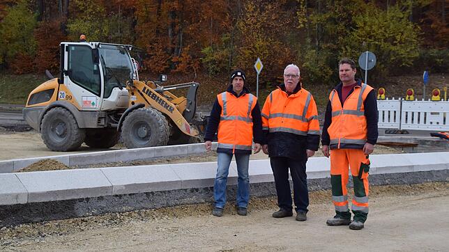 Sie stehen an der Verkehrsinsel neben der eine Abbiegespur Richtung Espasingen eingerichtet wird (von links): Bauleiter Steffen Sturm, ...