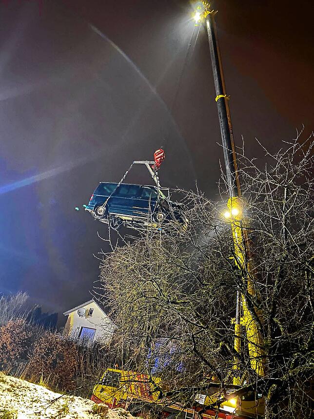 Bild 9: Bilder von der Bergung eines Autos aus der Stockacher Aach