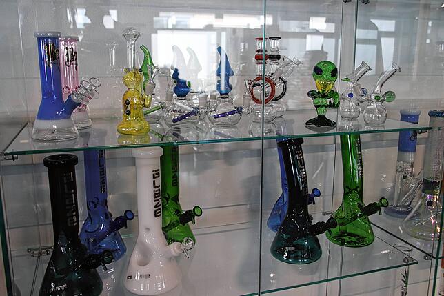 Neben dem Anbauzubehör darf Christopher Ölberg auch Produkte für den Konsum verkaufen. In einer Vitrine stehen sogenannte Bongs – also ...
