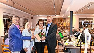 Der Vorsitzende des Fördervereins, Robert Strumberger (von rechts), und Partnerin Jutta Link freuen sich beim Jubiläumsabend der ...