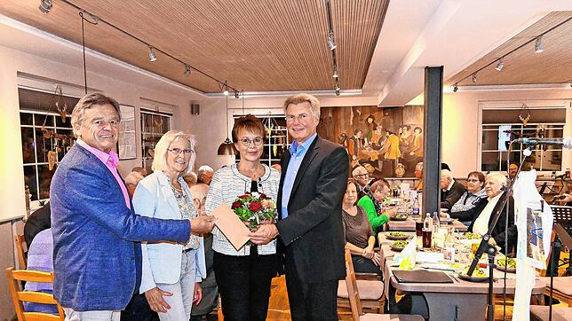 Der Vorsitzende des Fördervereins, Robert Strumberger (von rechts), und Partnerin Jutta Link freuen sich beim Jubiläumsabend der ...