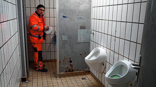 Patrick Koch vom Baubetriebshof reinigt dreimal am Tag die öffentliche Toilette an der Schlosgarage Tiengen. Das Bild wurde im März 2019 ...