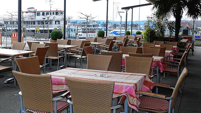 Die Terrasse der Konzilgaststätten: leer. Konzilwirt Manfred Hölzl hält das Restaurant trotzdem geöffnet, auch, um einigen Stammgästen ...