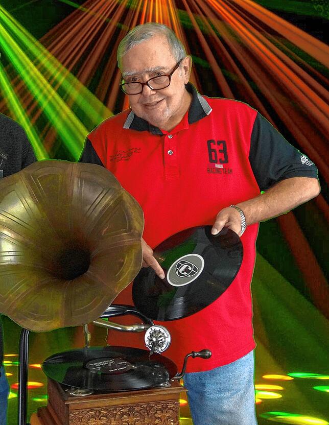 Gusty Hufschmid zeigt mit einer neuen Form seiner „Oldie Night“, dass auch mit Abstand ordentlich gefeiert werden kann.