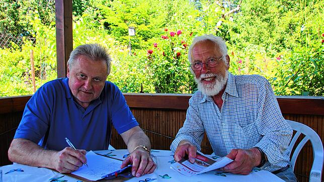 Klaus Steinmann (rechts) hat die Unterschriftenaktion gegen die Flurneuordnung angestoßen. Hubert Utz ist einer der Unterzeichner.