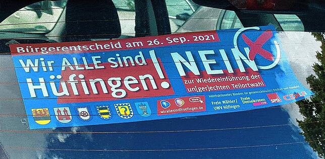 Pro oder Contra &ndash; verschiedene Initiativen werben im September 2021 mit Auto-Aufklebern für ihren Standpunkt beim Entscheid rund ...