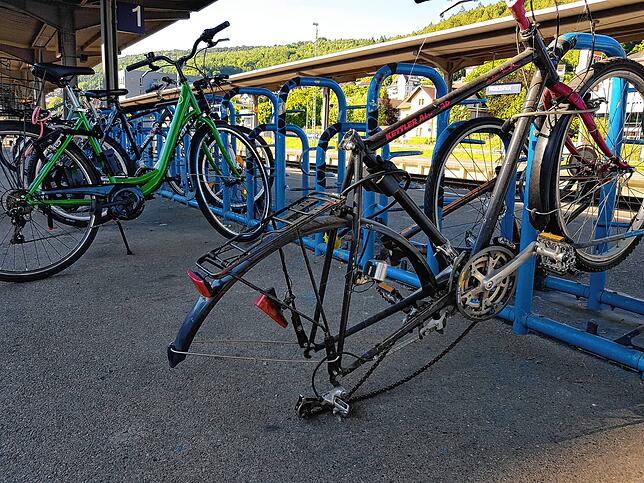 Ist das Fahrrad nicht sicher verstaut, haben Vandalen und Diebe leichtes Spiel. So wie hier am Bahnhof in Waldshut.