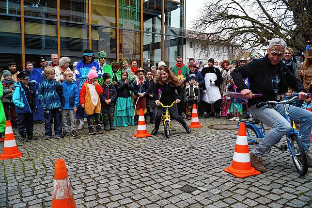 Bild 16: So bunt war der Rathaussturm in Frickingen